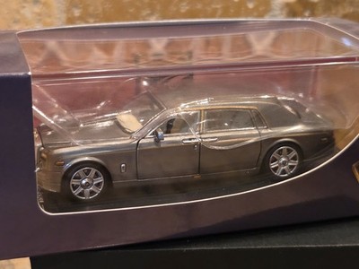 DCM 1/64 Scale Rolls-Royce Phantom VII Silver Diecast Car FIGURES