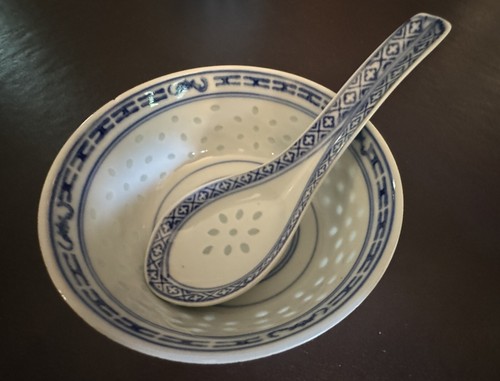 Vintage Chinese Rice Grain Eyes Pattern Soup Bowls (Shou Bats Symbols) - Picture 9 of 12