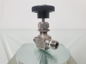 SWAGELOK SS-1VM4-S4 Valve