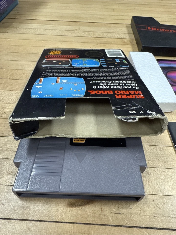 Super Mario Bros. CIB 3-й выпуск, 5 винтов, середина 1986 года (с руководством) отсутствует крышка коробки - Изображение 4 из 4