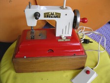 Alte  Kindernähmaschine " Regina" Blechspielzeug