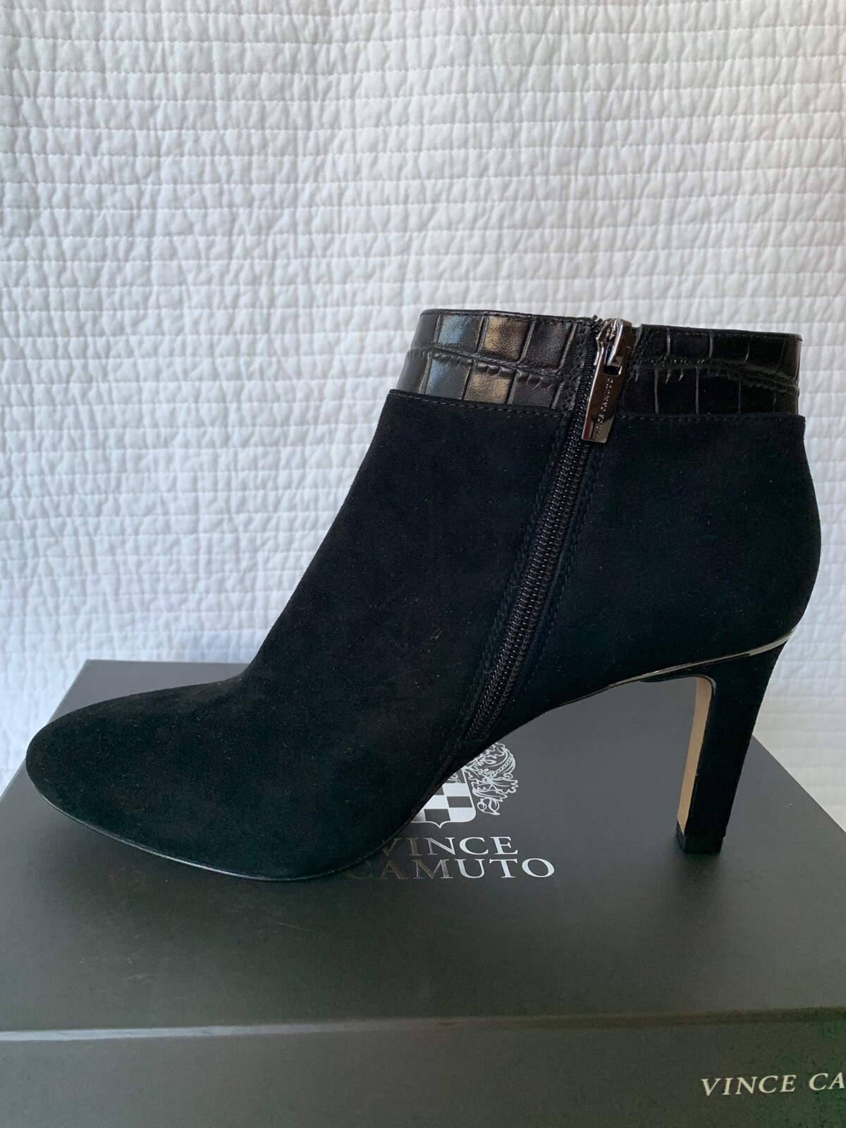 VINCE CAMUTO NIB SUEDE LEATHER LARMANA 