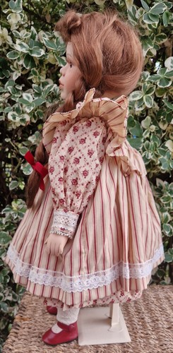 D.S Nicholass 18" Porzellanpuppe mit Ständer schönes Kleid und überziehende Schuhe - Bild 7 von 9