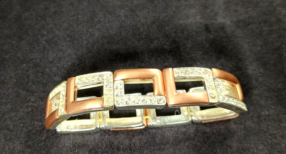 Hermosa pulsera elástica para mujer de diamantes de imitación cuadrados de oro rosa y plata Foto 3 de 4