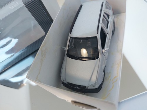 Maisto Mercedes Benz 320 ML In Silver 1:43 In Box - Picture 3 of 6