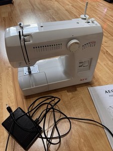 AEG Nähmaschine 11220 weiß Tischgerät mit Fußpedal und Kabel neuwertig