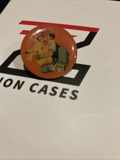 VINTAGE RETRO NINTENDO POKEMON - ASH PIKACHU HUG ORANGE ENAMEL / METAL PIN BADGE