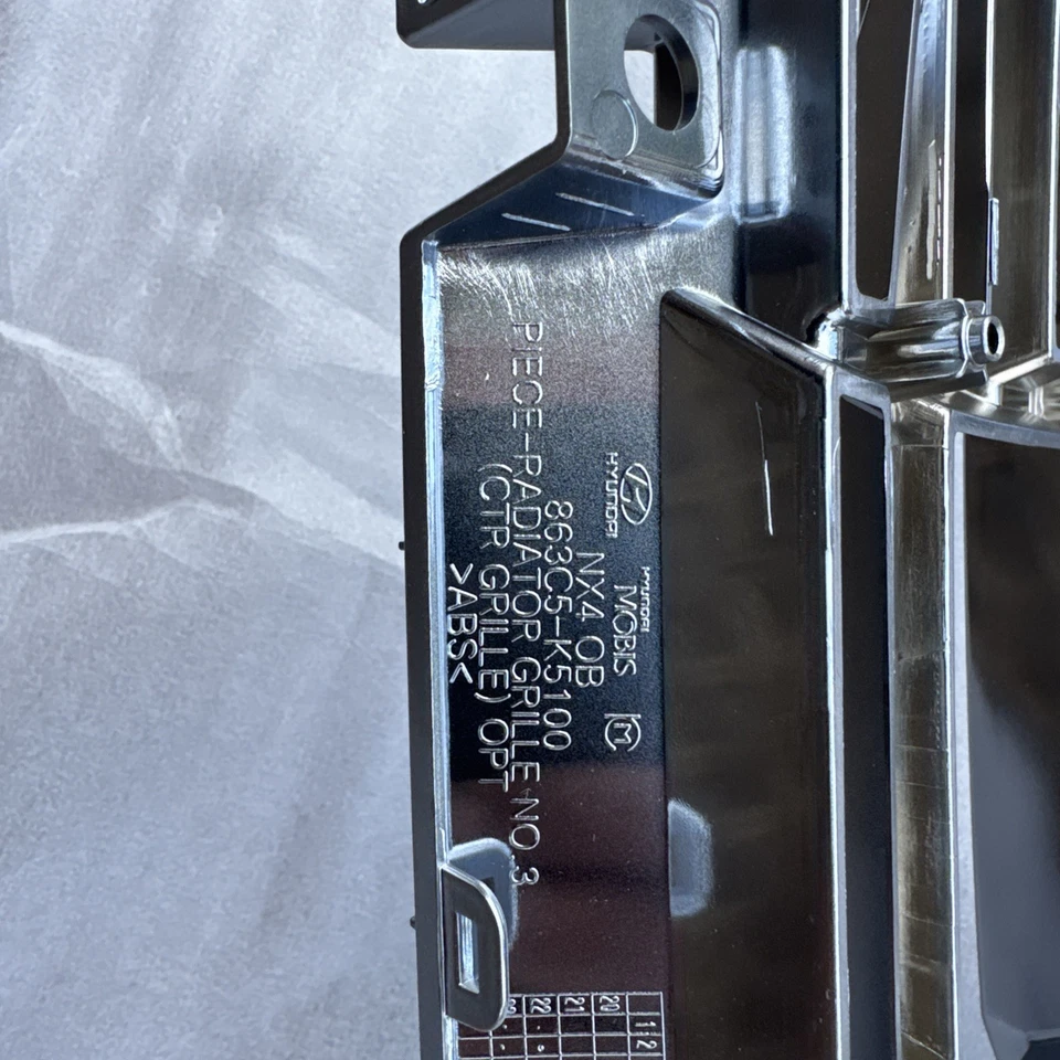 Hyundai Santa Cruz 2022 2023 2024 ahumado (oscuro) parachoques delantero inserciones OEM Foto 4 de 4