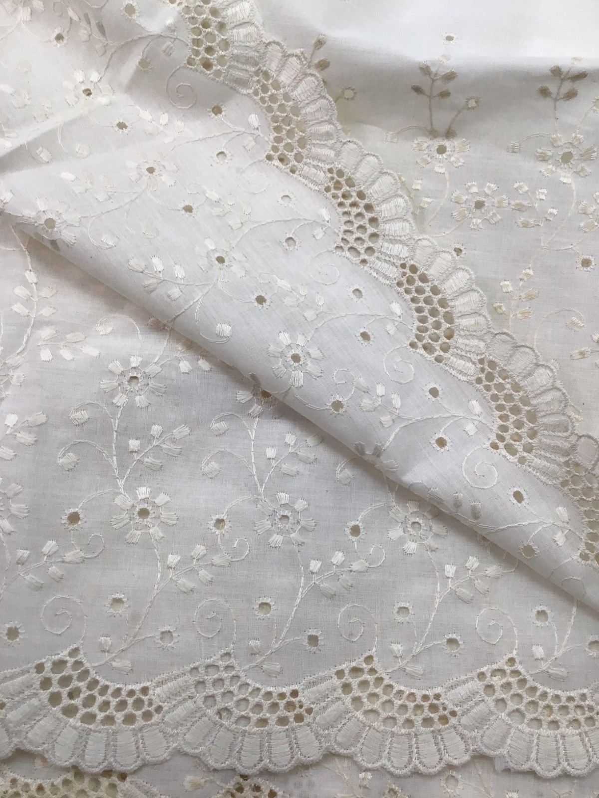 Eyelet Border On 1 Edge Fabric Scallops