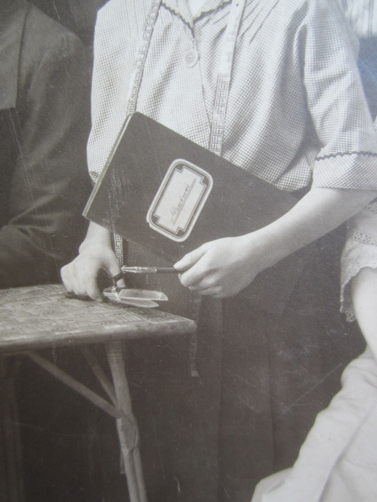 Orig. Foto junge Mädchen Schülerinnen Lehrlinge Beruf Schneiderin kuk um 1910