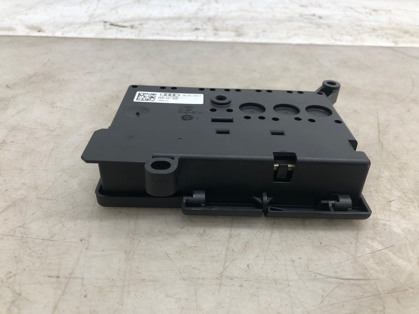 2016-2020 BENTLEY BENTATGA OEM POWER DISTRIBUTION FUSE BOX 4M0941828