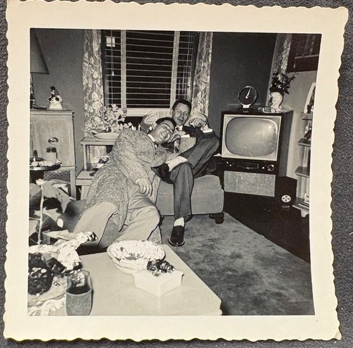 Schnappschussfoto ~ 2 liebevolle Männer kuscheln auf Stuhl in der Nähe des Fernsehens ~ schwules Interesse