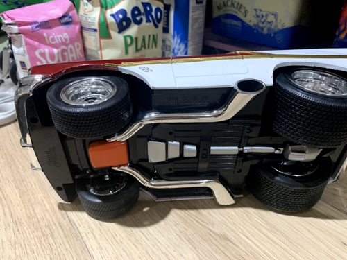 Muscle Machine 1/18 scale red and white - Picture 7 of 7