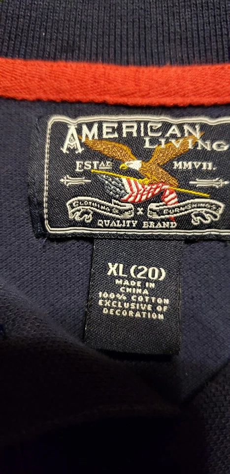 Polo American Living. Azul marino con ribete rojo en el cuello...Talla XL niños Foto 4 de 4