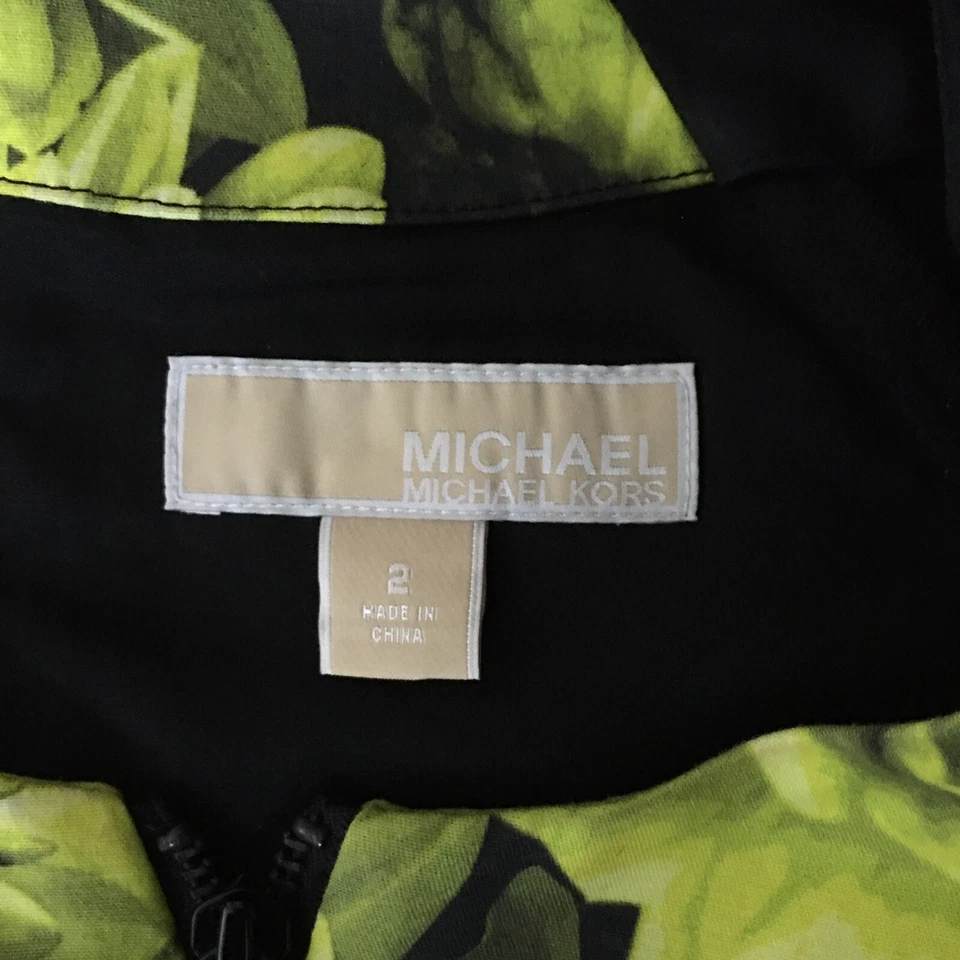 Vestido Michael Michael Kors preto com painel floral verde manga curta profissional - Imagem 3 de 4