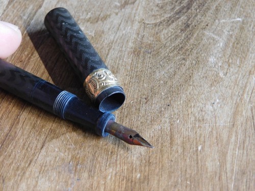 Old 1950's Parker/Eversharp Fountain Pen w/Black & Gold Trim - Picture 5 of 14