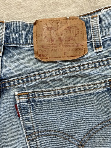 Levi's 550 pantaloncino uomo 33 blu denim vestibilità rilassata taglio orlo sfilacciato invecchiato - Foto 9 di 10
