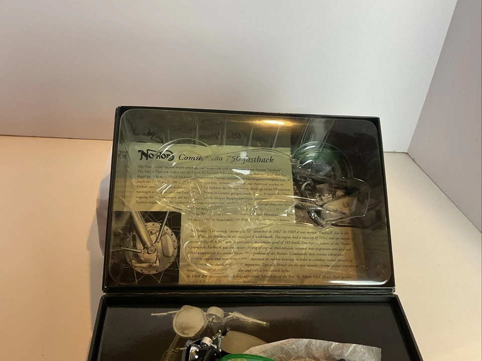 MINICHAMPS 1968 NORTON COMMANDO 750 FASTBACK GREEN SCALE 1:12 122132000 - Image 3 of 4