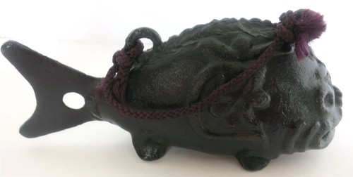 VINTAGE SCHWARZE GUSSEISEN HÄNGENDE KOI FISCH GLOCKE - Bild 3 von 4