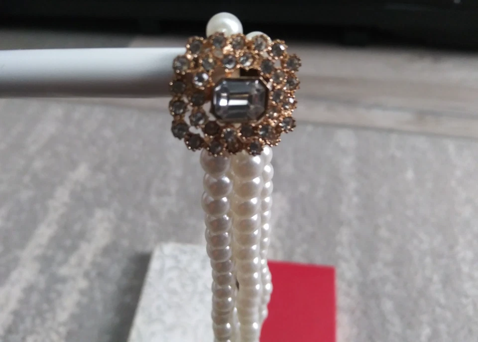 Gargantilha de fio duplo pérola falsa com strass - Imagem 4 de 4