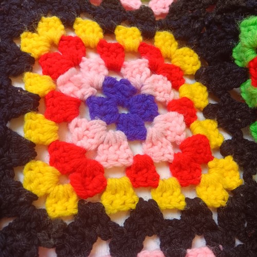 Vintage Handarbeit Granny Square afghanische Decke gehäkelt 47x62" schwarz rot rosa blau - Bild 7 von 12