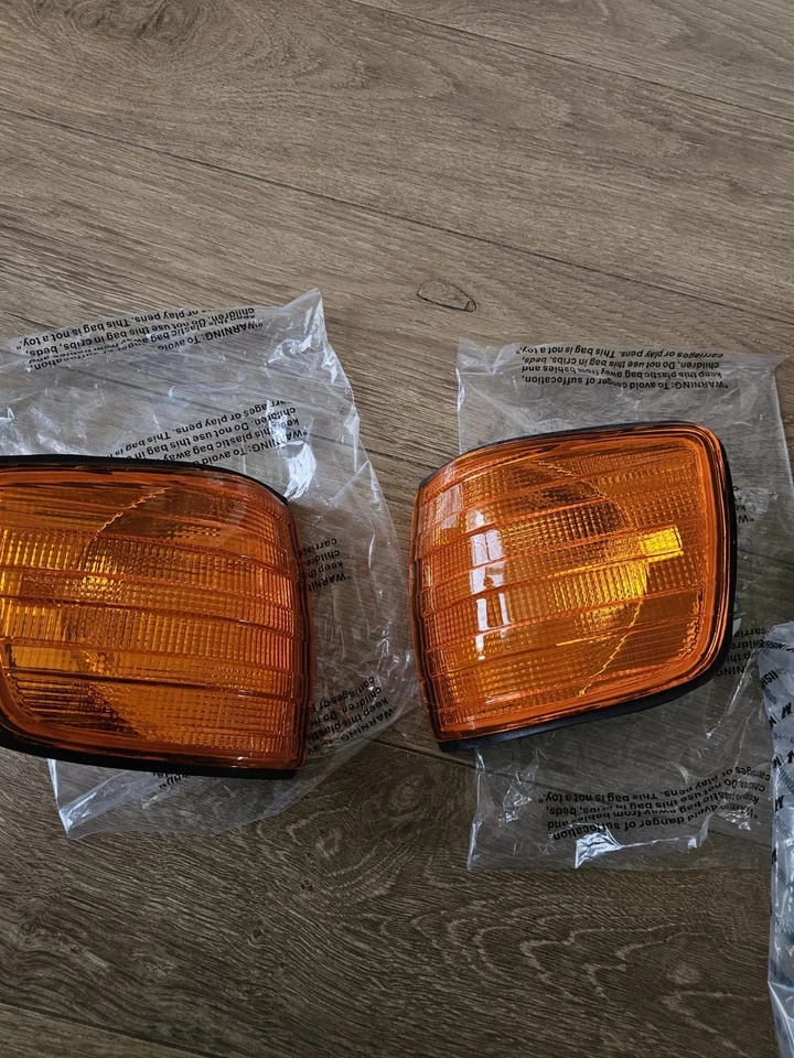 Mercedes Benz W116 Indicator Lamp Light Right LEFT Side Front SET - Image 3 of 4