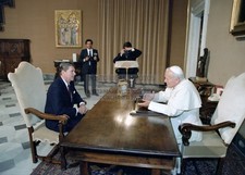 RONALD REAGAN MEETING POPE JOHN PAUL II VATICAN 1982 5X7 PHOTO