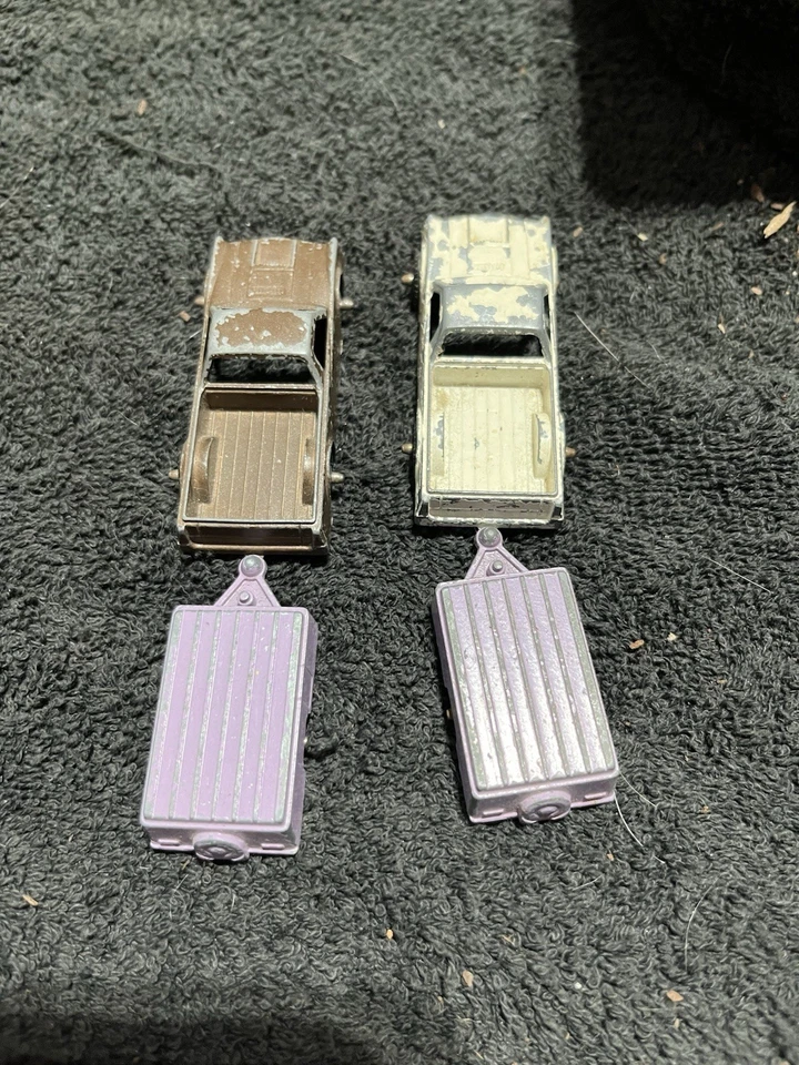 Camioneta pickup MidgeToy vintage de los años 50 y remolque de camping cámper largo de metal plateado Foto 4 de 4