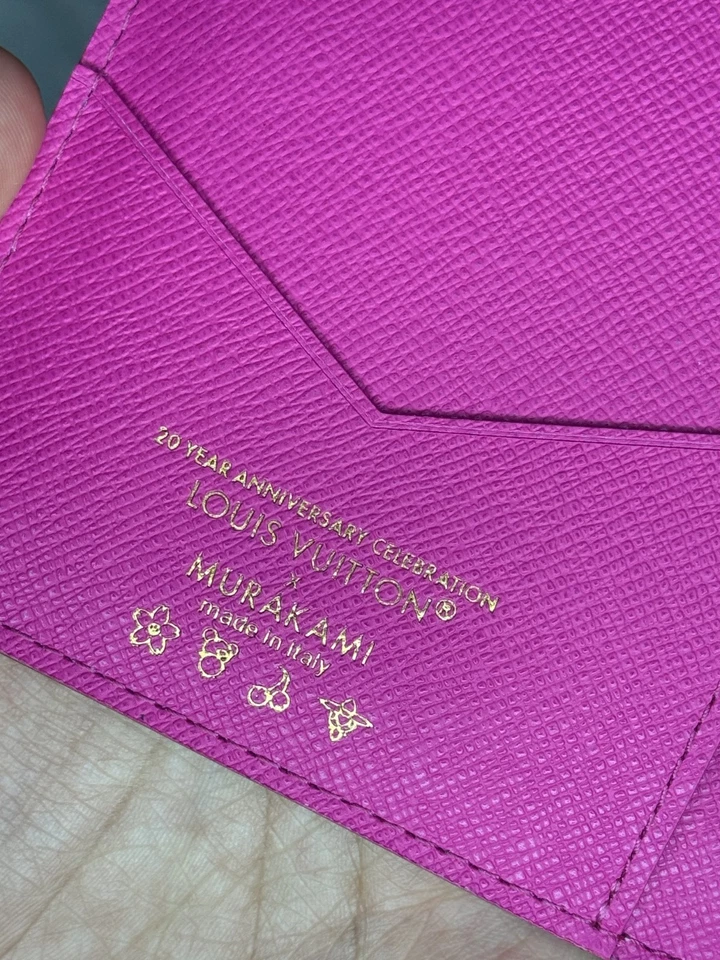 Louis Vuitton x Takashi Murakami 2025 Monogram Multicolor Passport Cover - White - Imagem 4 de 4