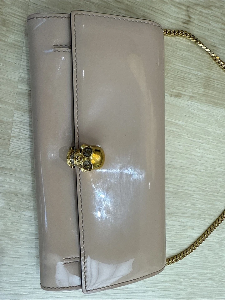 Cartera sin asas Alexander McQueen charol nude con cadena scull Foto 2 de 4