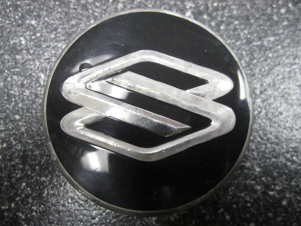 One (1)*  OEM  2004-2006 16" Suzuki Verona Black & Polished Center Cap  96451427 - Image 3 of 4