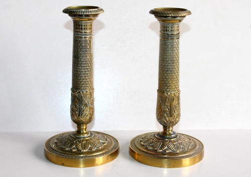 ANCIENNE PAIRE de BOUGEOIR FLAMBEAU en BRONZE DORÉ CISELÉ XIXe S. - STYLE EMPIRE - Imagen 3 de 11