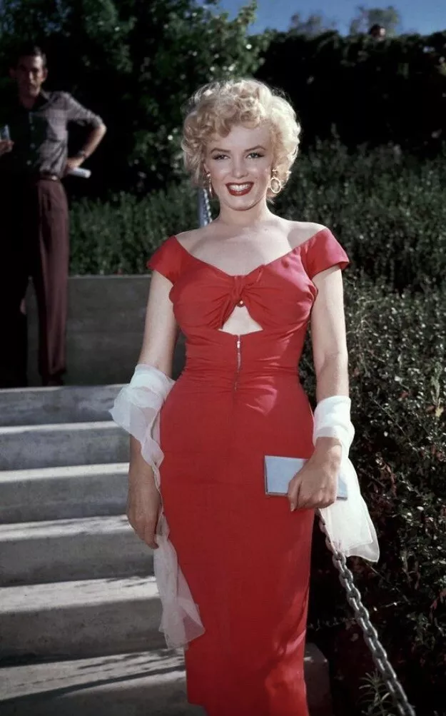 MARILYN MONROE - IN A RED DRESS !!!