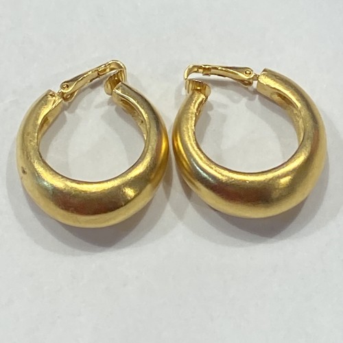 VTG. SIGNED CROWN TRIFARI GLOW GOLD BRUSH PUFFED GRADUATING CLUP HOOP EARRINGS - Picture 4 of 19