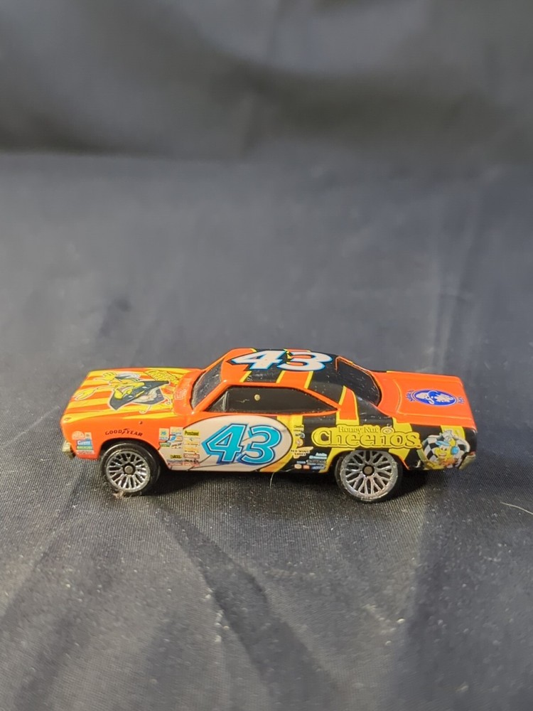 Honey Nut Cheerios 1970 roadrunner Hot Wheels Race Car #43 Petty BuzzBee Collect