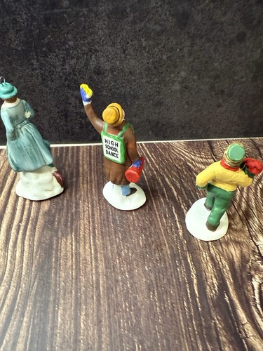3 Figures Perfect for Christmas Village - Picture 4 of 4