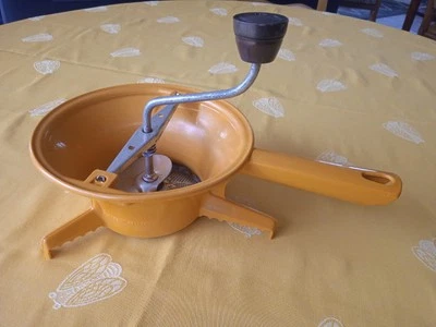 Années 70 vintage moulin à légumes presse purée N*1 ustensiles de cuisine orange - Photo 1/4