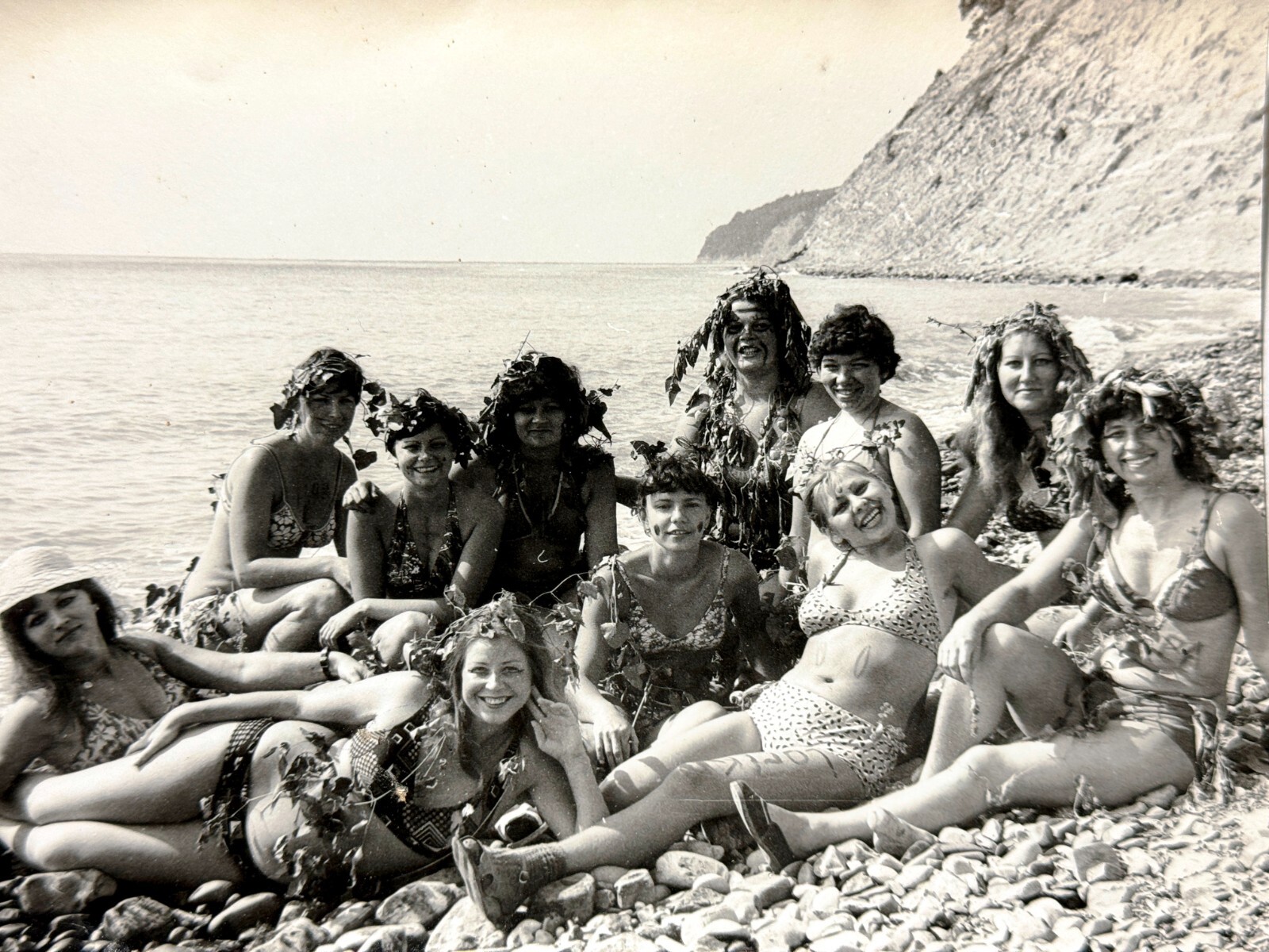 Foto vintage de los años 80 mujeres bonitas jóvenes bikini sirenas mar tomando el sol instantánea