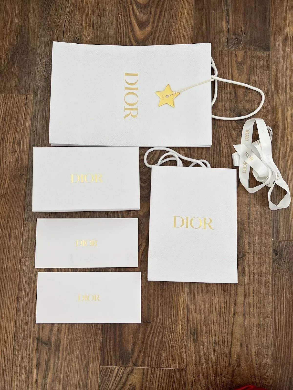 Petite boîte cadeau Dior, ruban et emballage d'origine, sac cadeau