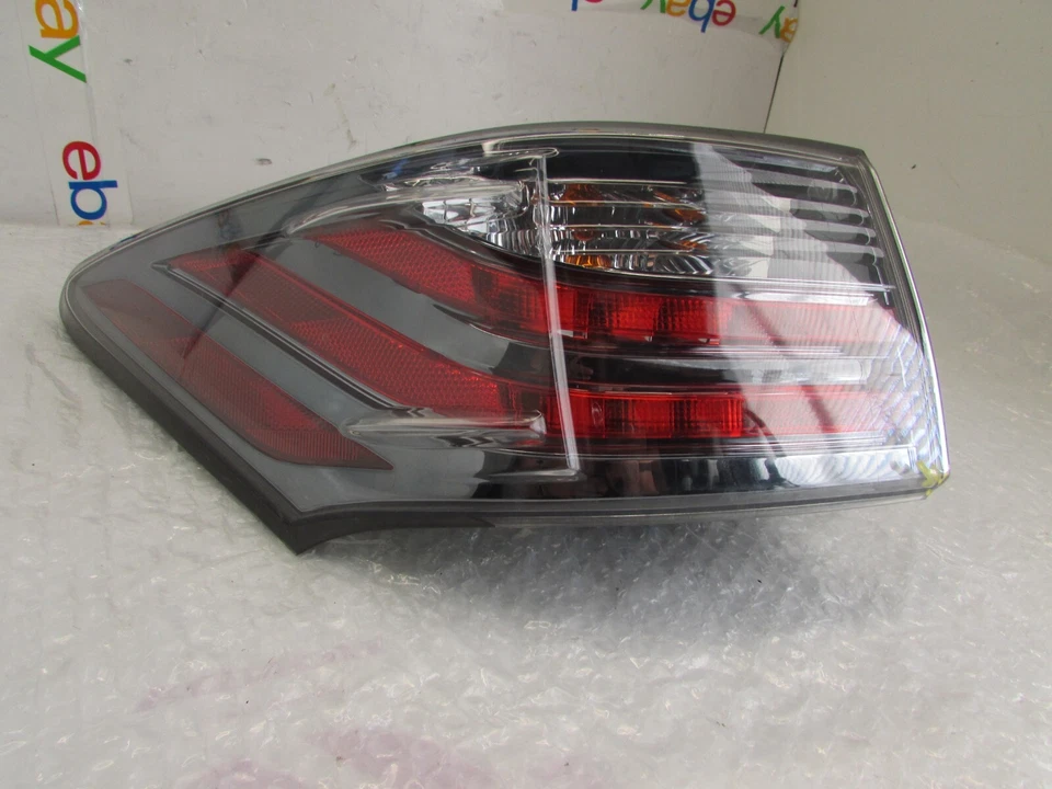 LEXUS CT200H 2011-2017 LUZ TRASERA IZQUIERDA LADO CONDUCTOR CUARTO PANEL EXTERIOR MONTADO Foto 3 de 4