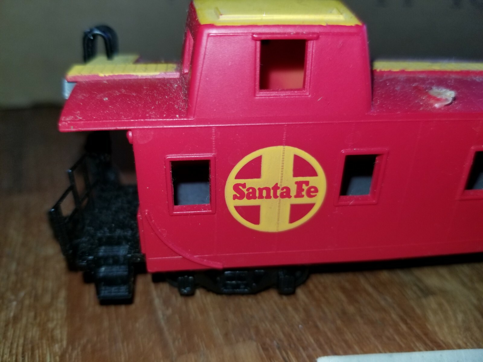 ATSF 3851 RED CABOOSE WITH YELLOW TRIM, HO SCALE, oc720