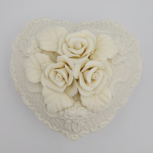 Joyero baratija de música vintage en forma de corazón diseño floral 3D blanco roto 5 pulgadas - Imagen 4 de 17
