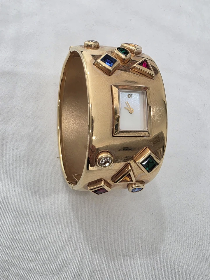 Reloj suizo pequeño The Franklin Mint tono dorado puño ancho pedrería para mujer Foto 3 de 4