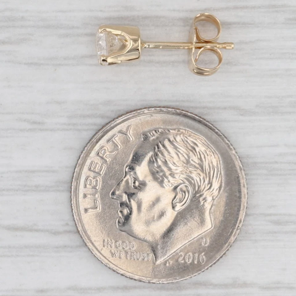 Pendiente solitario redondo de oro amarillo de 14 k de 0,30 quilates con un solo diamante Foto 4 de 4