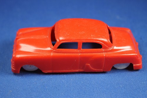 Plasticville - O-O27 - V-10 Vehicles - 2 RED Autos - Excellent Condition - Picture 5 of 9