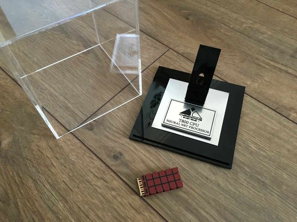 Terminator T-800 CPU Brain Chip' Chip Prop Replica with Display Case - Image 4 of 4