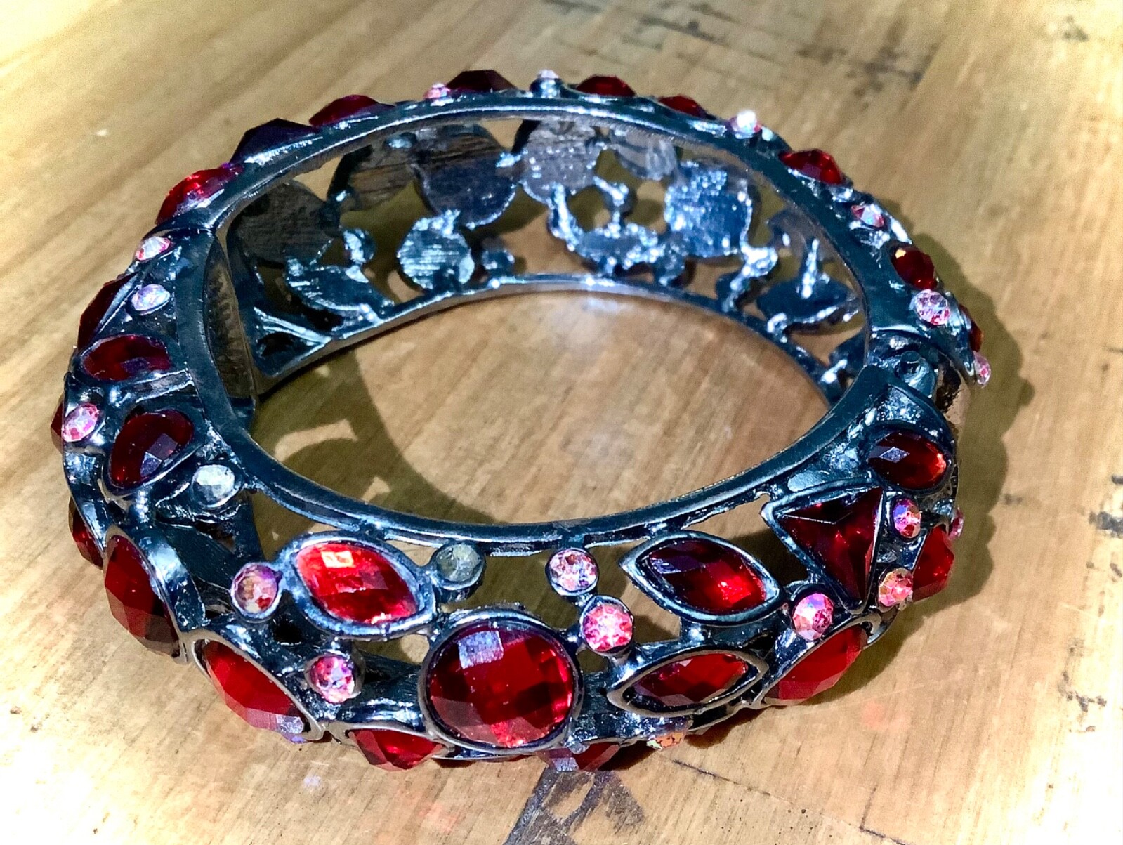 VINTAGE 1950s RUBY RED HINGED BANGLE BRACELET w/ … - image 3