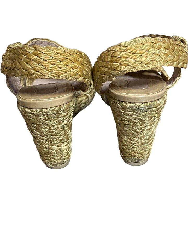 Sandalias SALVATORE FERRAGAMO Beige Eslinga Trasera Punta Abierta Tacón de Cuña EE. UU. Talla 8.5B Foto 3 de 4