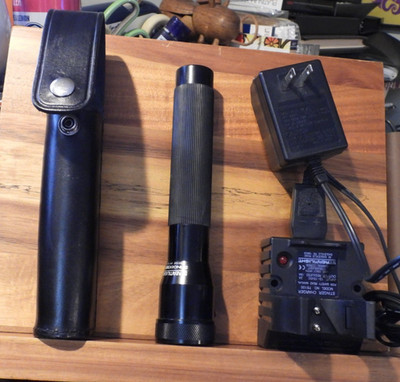 STREAMLIGHT Stinger XT-Flashlight, Smart Charger/Wall Bracket W/ leather case