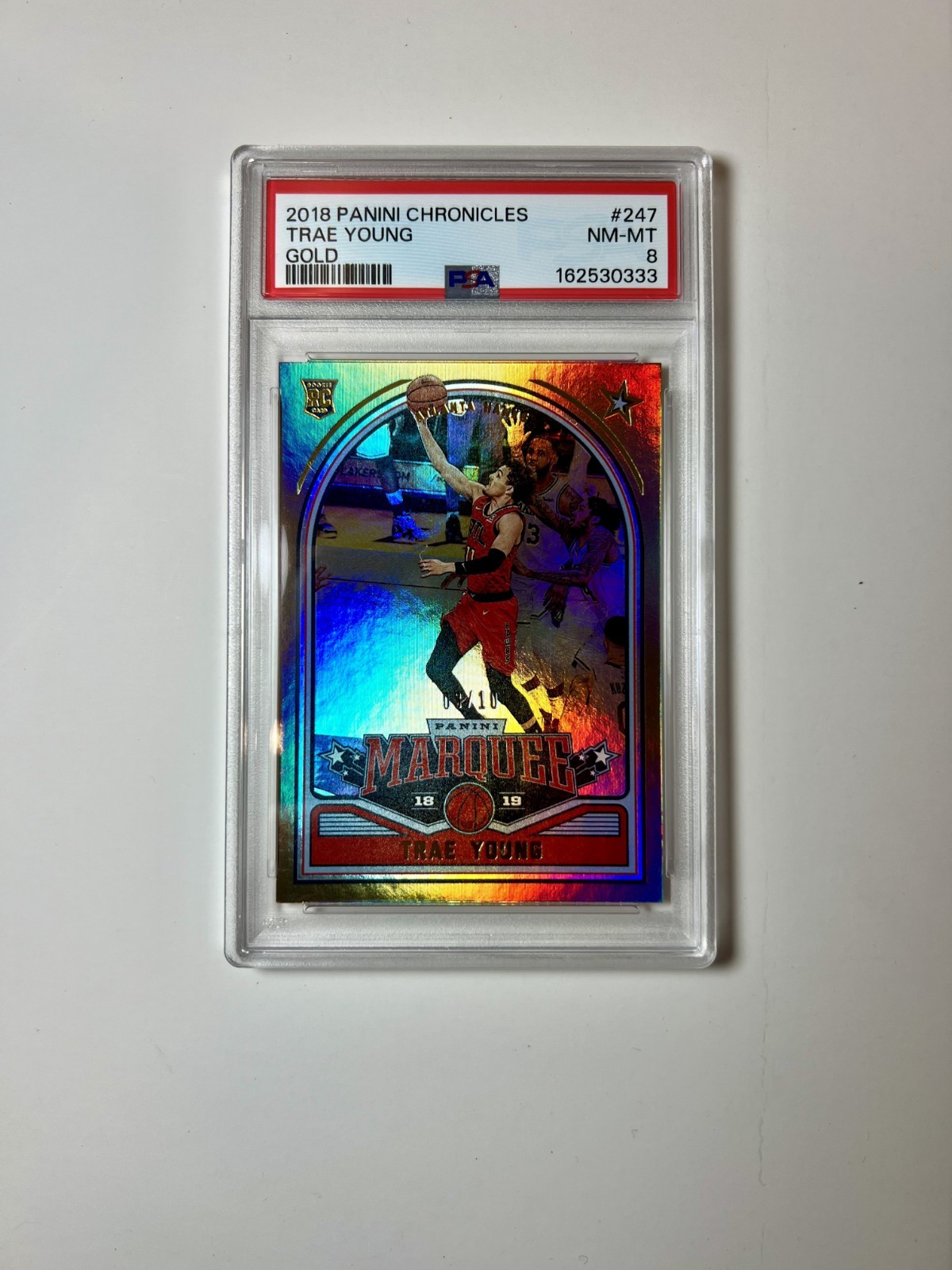 2018 PANINI CHRONICLES #247 TRAE YOUNG GOLD /10 Rookie Card (PSA 8)